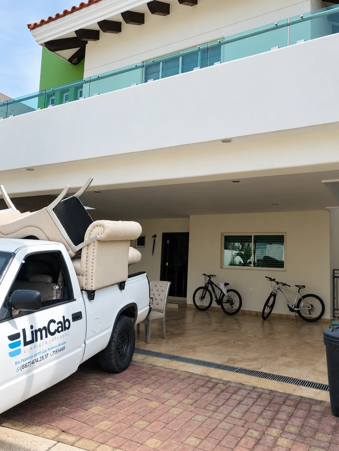 Camioneta de LimCab frente a un domicilio en Culiacán durante un servicio a domicilio