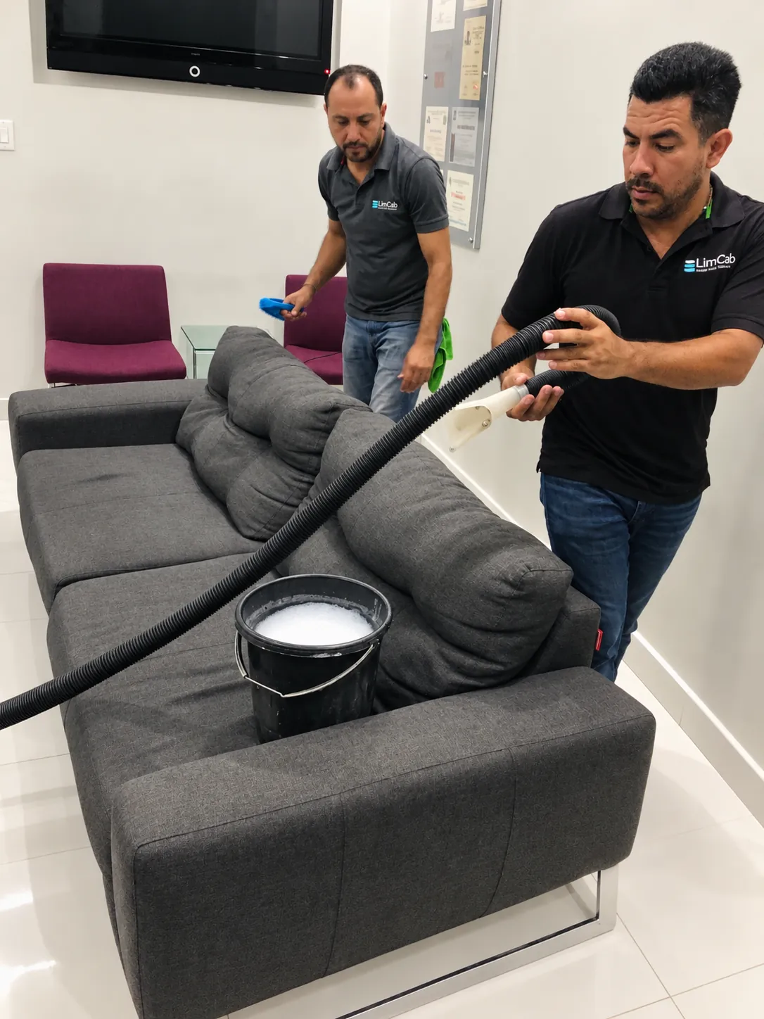 Técnicos de LimCab limpiando un sillón en la recepción de una oficina en Culiacán