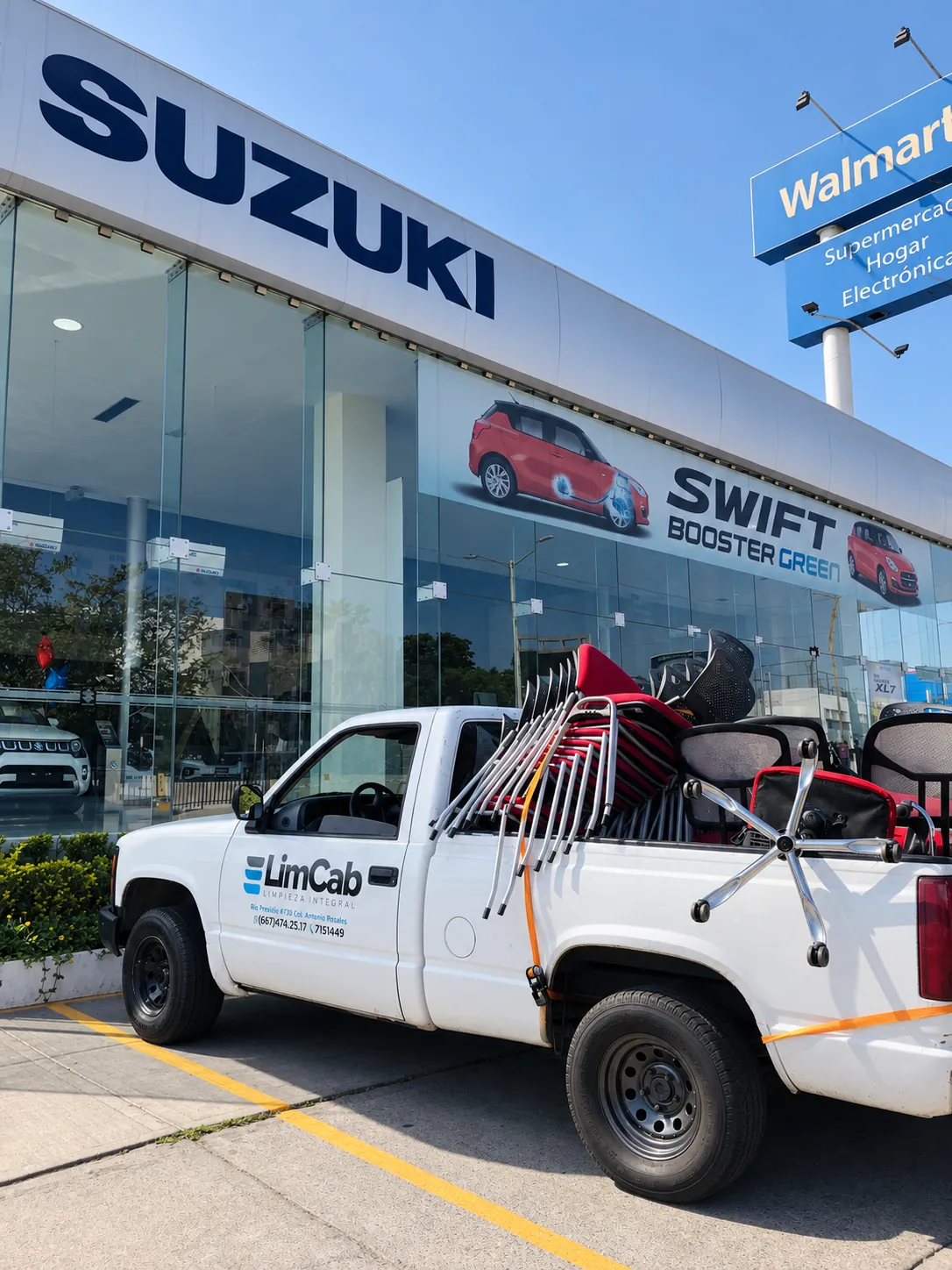 Camioneta de LimCab con sillas de oficina para limpieza en una agencia automotriz de Culiacán