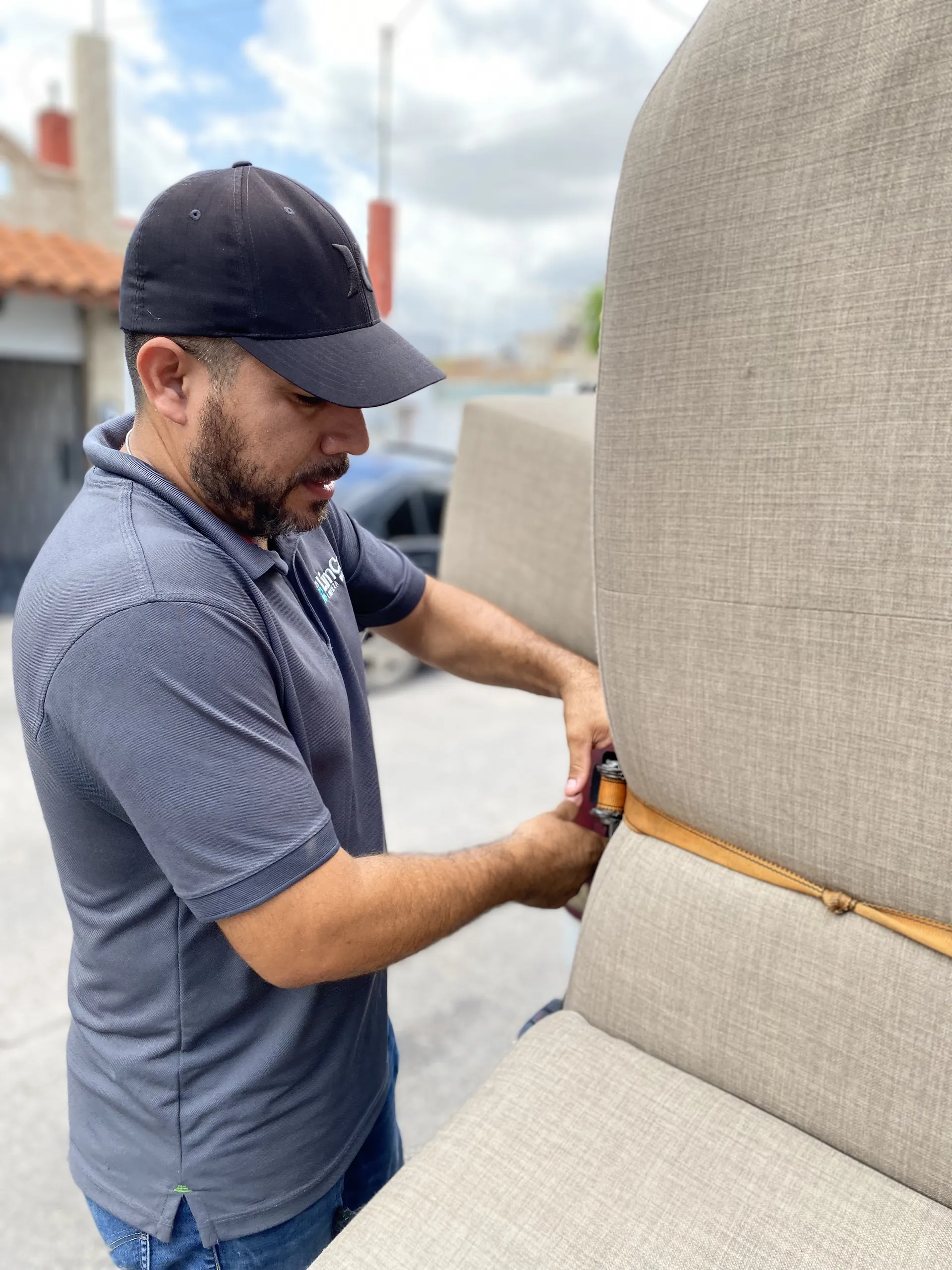 Técnico de LimCab limpiando un sillón a domicilio en Culiacán